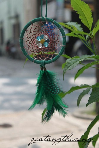 Dreamcatcher xanh lá lông vũ chấm bi